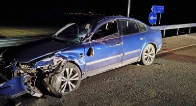 Şarkışla'da tır ile otomobil çarpıştı: 3 yaralı