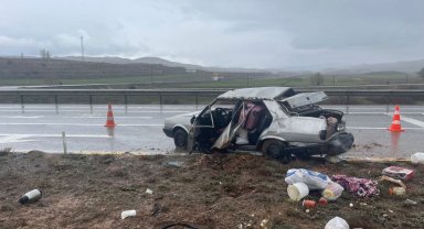 Sivas'ta tırla otomobil çarpıştı: 3 yaralı