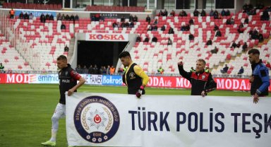 Sivassporlu futbolcular maça polis kıyafetiyle çıktı
