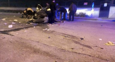 Süratle ilerlerken elektrik direğine çarptı: 2 yaralı