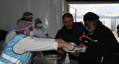 TDV Genel Müdürü Turan: "Yaralar sarılıncaya kadar tüm gücümüz ve imkanımızla deprem bölgesindeyiz"