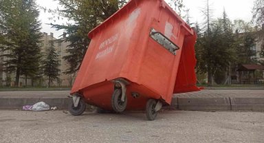 Tekerleği kırılıp yan yatan çöp konteyneri değiştirilmeyi bekliyor