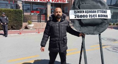 Tekirdağ Belediyesi tarafından işten çıkarılan işçiden CHP Genel Merkezi önünde siyah çelenkli eylem