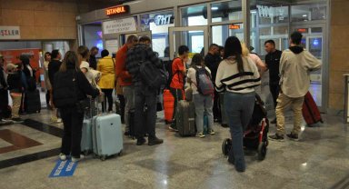 Tren istasyonunda bayram yoğunluğu başladı