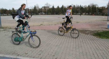 Uzun bisikletleriyle Avrupa ve Asya turuna çıkan İspanyol ve İtalyan ikili, Beyşehir'de mola verdi