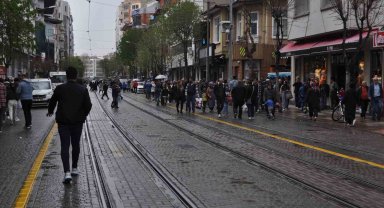 Vatandaşlar yağmura hazırlıksız yakalandı