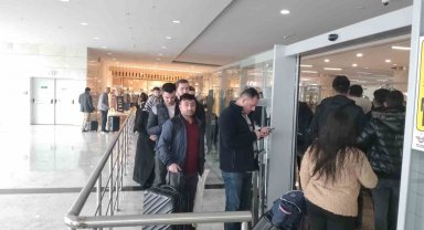 Vatandaşlar yeni açılan Ankara-Sivas Yüksek Hızlı Treni önünde uzun kuyruklar oluşturdu