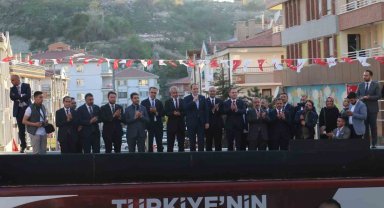 Yeniden Refah Partisi lideri Erbakan: " Biz borçtan kurtulmaya çalışıyoruz, sen 300 milyar dolar borç getiriyorsun"