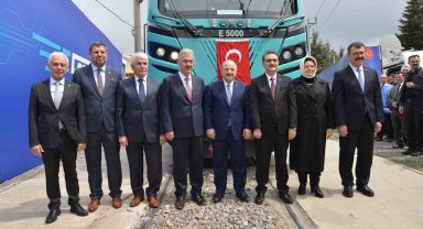 Yerli ve milli 'Elektrikli Ana Hat Lokomotifi E5000' törenle raya indirildi