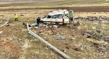 Yolcu minibüsü şarampole uçtu: 2 ölü, 7 yaralı