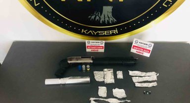 Zehir tacirleri polisten kaçamadı