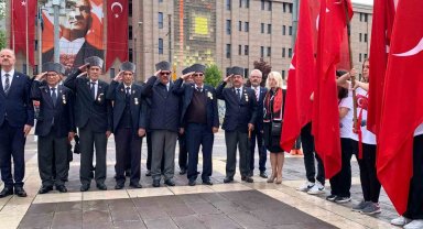 19 Mayıs kutlamaları çelenk sunma merasimiyle başladı
