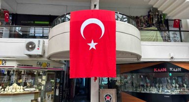 19 Mayıs'ta dükkânlar Türk bayraklarıyla donatıldı