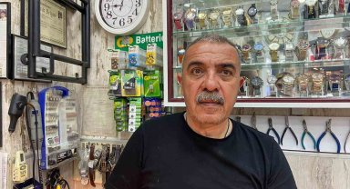 8 metrekarelik dükkanında 42 yıldır saatleri tamir ediyor