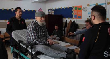 87 yaşındaki Mustafa amca oy kullanmaya ambulansla geldi