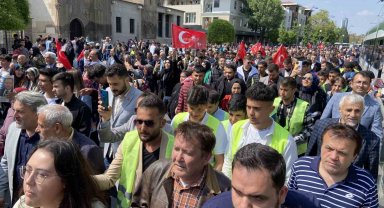 AK Parti Konya teşkilatı seçim çalışmalarını yürüyüşle tamamladı