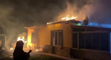 Alevlerin geceyi aydınlattığı yangında müstakil ev kullanılamaz hale geldi