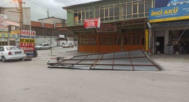 Ankara'da fırtına çatıları uçurdu