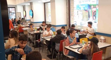 Ankara'dan Eskişehir'e geziye gelen öğrencilerin döner keyfi