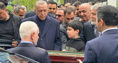 Azerbaycanlı Ak sakallı gaziler Cumhurbaşkanı Erdoğan'a kılıç hediye etti