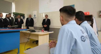 Bakan Dönmez MEGEM'de eğitim alan kursiyerlerle bir araya geldi