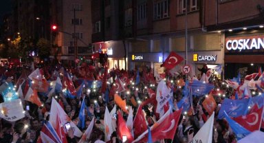 Binlerce kişi AK Parti Eskişehir İl Başkanlığı önünde zafer kutlaması yaptı