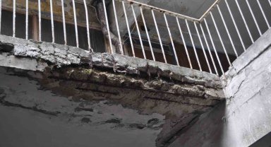 Bu caddedeki eski yapılar mahallede endişe oluşturuyor