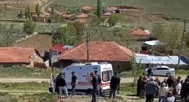 Cenaze çıkışı kabusu yaşadılar: Otomobil kalabalığa daldı, 6 kişi yaralandı
