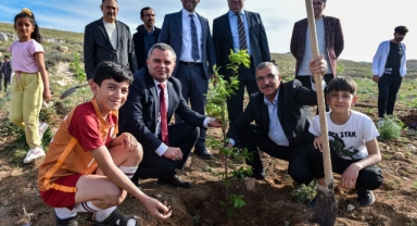 DEPREMDEN ETKİLENEN ÇOCUKLAR KMÜ’DE FİDAN DİKTİ