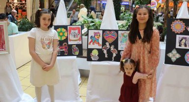 Depremzede kadınlar el emeklerini sergiledi