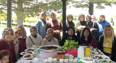 DEPREMZEDE VATANDAŞLARA KARAMAN LEZZETLERİ TANITILDI