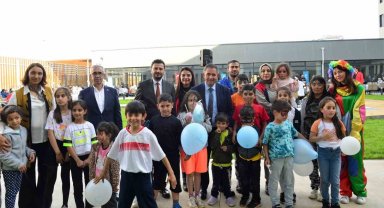 Depremzede vatandaşlara yöresel tatlı ikramı