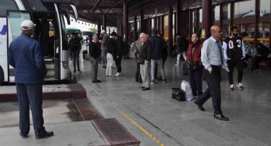 Depremzedeler oy kullanmak için memleketine geri dönüyor