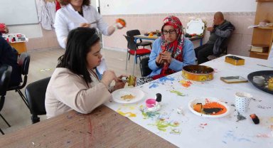 Engelli bireyler bu merkezde hem sosyalleşiyor hem de becerilerini geliştiriyor