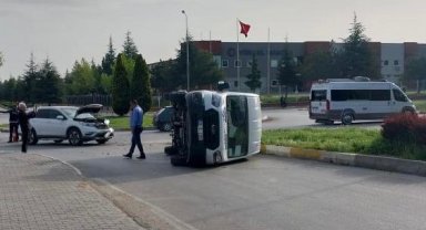 Eskişehir'de işçileri taşıyan minibüs devrildi: 5 kişi yaralandı