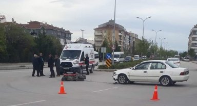 Eskişehir'de motosikletli kurye ile otomobil çarpıştı, 1 yaralı