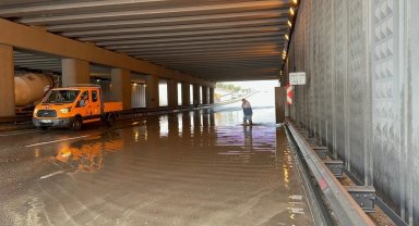 Eskişehir'de sağanakla birlikte su basan alt geçit trafiğe kapatıldı
