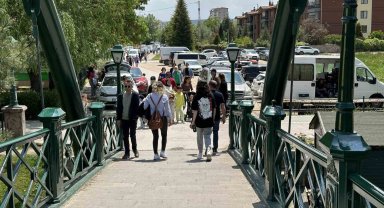 Güneşli havayı fırsat bilen vatandaşlar soluğu parklarda aldı