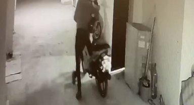 Güvenlik kamerasına yakalanan hırsız rahat tavırlarıyla dikkat çekti