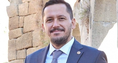 HESAPSIZ VAATLERLE DEĞİL; EMEKLERLE ESERLERLE AYAĞIMIZI YERE BASARAK YÜRÜYORUZ.
