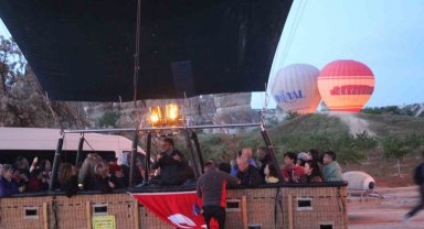 Kapadokya'da balonlar Türk Bayrakları ile havalandı
