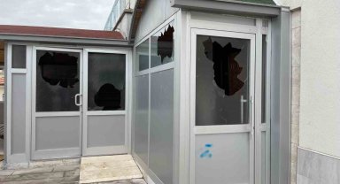 Karaman'da kaldırım taşıyla caminin camları ile şadırvanına hasar verildi