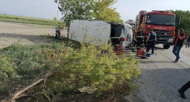 Karaman'da tarım işçilerini taşıyan minibüs devrildi: 16 yaralı
