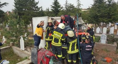 Kazada araçta sıkışan sürücü itfaiye ekipleri tarafından kurtarıldı