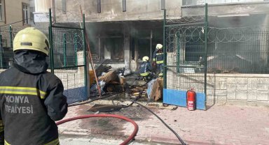Konya'da depodaki yatak ve bazalar yandı