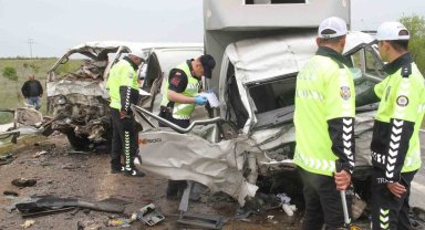 Konya'da kamyonetle minibüs çarpıştı: 2 ölü, 3 yaralı