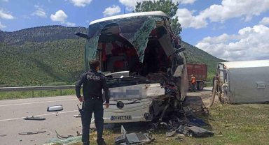 Konya'da yolcu otobüsü ile temizlik aracı çapıştı: 1 ölü ve yaralılar var