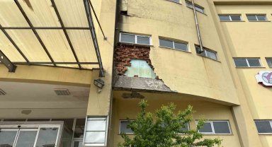 Kullanılmayan AVM harabeye döndü