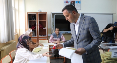 Milliyetçi Hareket Partisi Karaman milletvekili adayı Mahmut Ünüvar oyunu kullandı