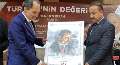  Mesut Soyfidan, Fatih Erbakan'a merhum şehit lider Muhsin Yazıcıoğlu'nun tablosunu hediye etti